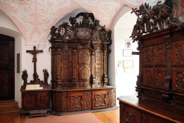 Einige Details aus der sehenswerten holzgeschnitzten Sakristei.
