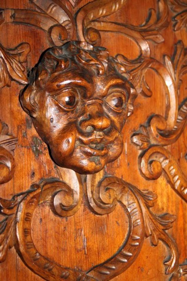 Einige Details aus der sehenswerten holzgeschnitzten Sakristei.