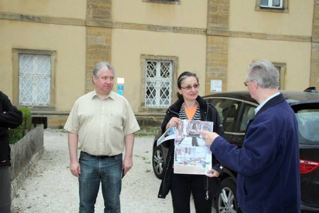 V.li. Bürgermeister Markus Dollacker, Architektin Carola Setz und Pfarrer Pater Hermann Sturm.