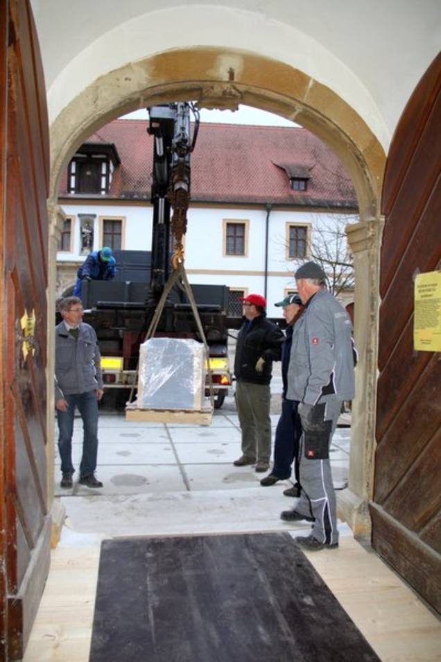 Neuer Volksaltar wird geliefert.