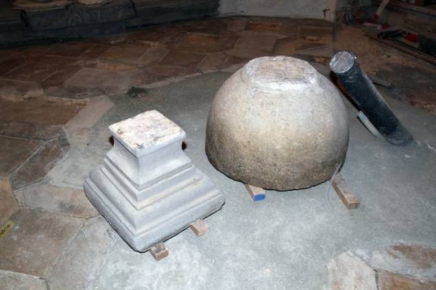 Auch der Taufstein und das Taufbecken werden saniert.