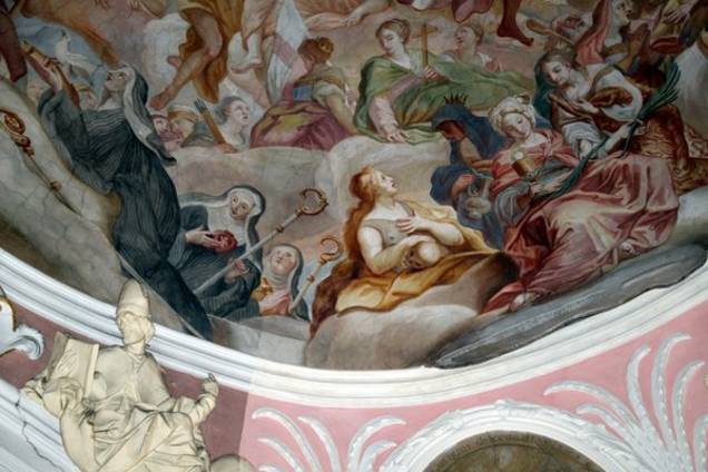 Ein Teil des großen Vierungsfreskos von Cosmas Damian Asam ist bereits gereinigt.
