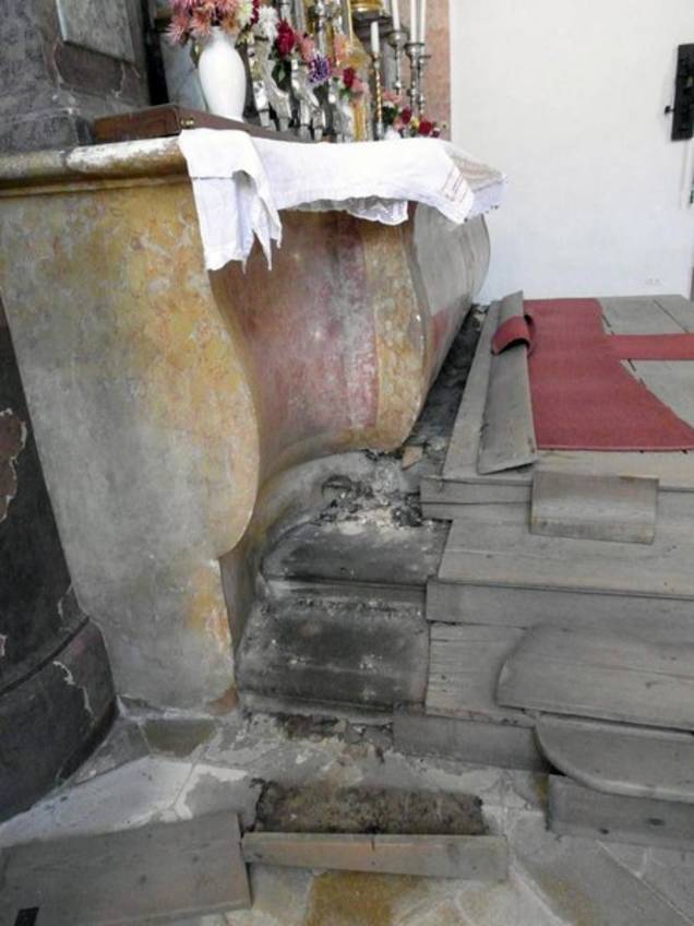 Stufenanlage Hochaltar Holz (Bild: Setz)