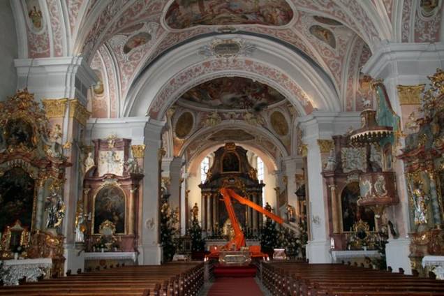 Innenraum der Ensdorfer Pfarrkirche St. Jakobus.
