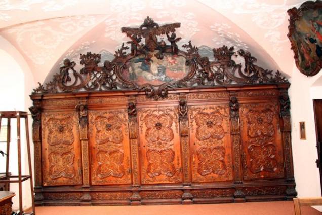 Der große fünftürige Ankleideschrank an der Südwand.