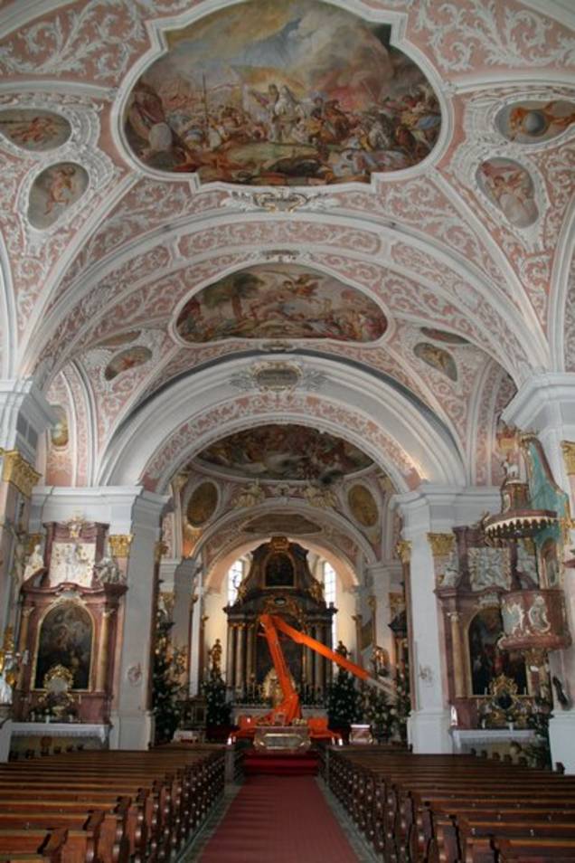 Innenraum der Ensdorfer Pfarrkirche St. Jakobus.