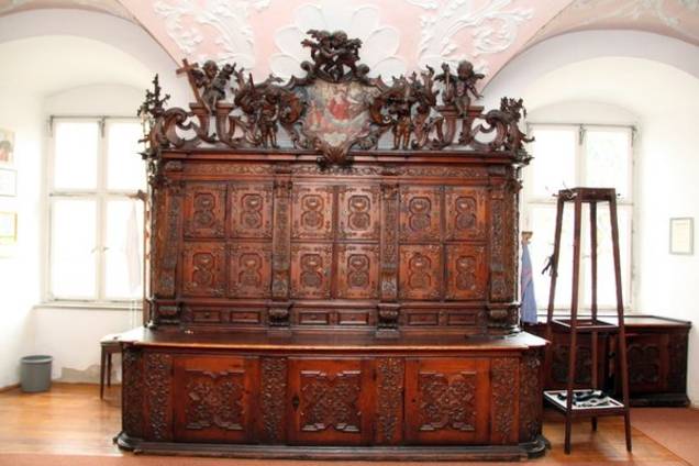 Einige Details aus der sehenswerten holzgeschnitzten Sakristei.