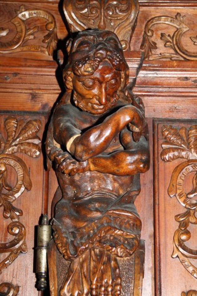 Atlanten am großen Ankleideschrank.
