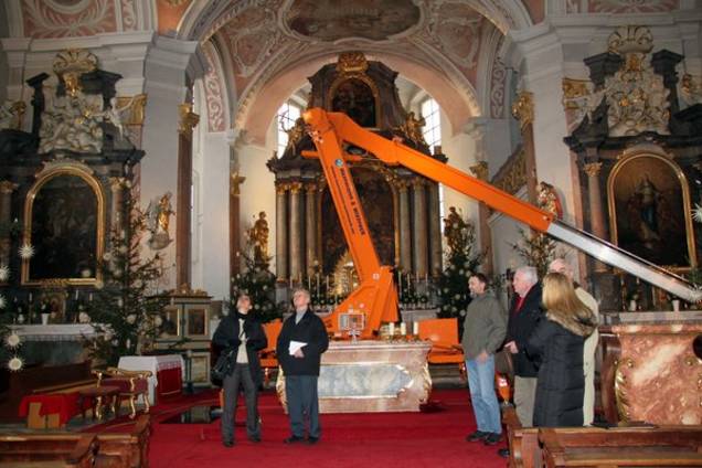 Architektin Carola Setz, Pfarrer Pater Hermann Sturm, Kirchenrat Georg Wein, Kirchenpfleger Johann Fink, Kirchenrat Martin Sollfrank und Kunsthistorikerin Sabine Tausch.