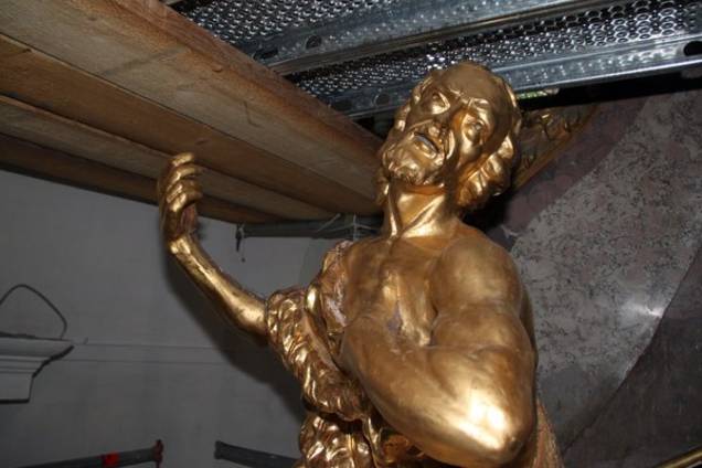 Vergoldete Figur.